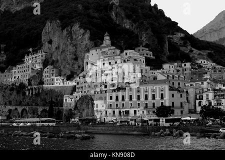 Incredibile in bianco e nero italia paesaggio, Amalfi città in provincia di Salerno. Foto Stock