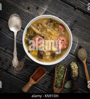 Natale slovacca la zuppa di cavolo con funghi su sfondo naturale. Foto Stock