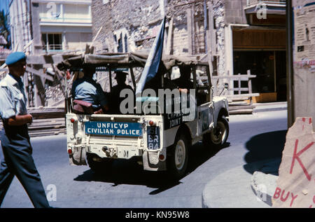 Una Land Rover che trasportano i membri dell'UNFICYP, una joint venture tra le Nazioni Unite e la polizia Cyrpus. Immagine presa in agosto 1965. Foto Stock