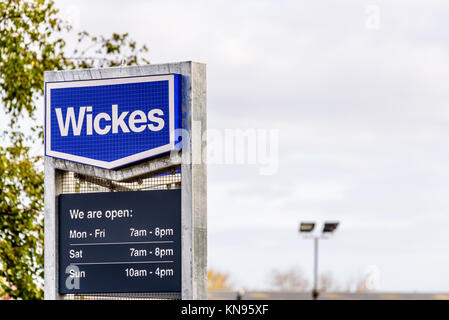 Northampton, Regno Unito - 29 ottobre 2017: vista giorno colpo di Wickes logo DIY in Sixfields Retail Park. Foto Stock