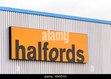 Northampton, Regno Unito - 29 ottobre 2017: vista giorno colpo di Halfords logo in Sixfields Retail Park. Foto Stock