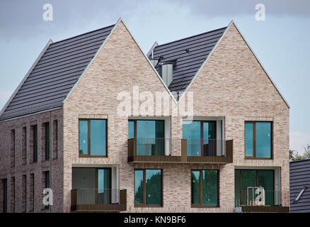 Bremen, Germania - Settembre 14th, 2017 - moderne case residenziali con pareti in mattoni, finestre alla francese e balcone Foto Stock
