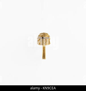 Anello in scatola oro sormontato da uno scarab MET DP237623 258496 Foto Stock