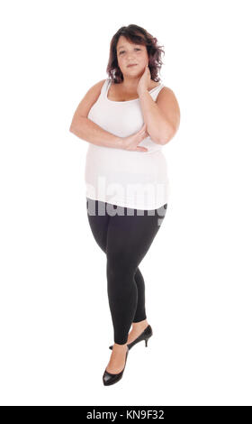 Un grazioso centro donna età in una t-shirt bianca isolata permanente per lo sfondo bianco in nero collant Foto Stock