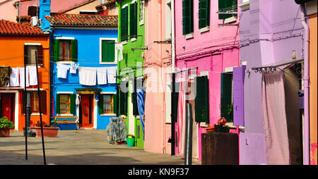 Dipinto luminosamente case sulle isole di Burano, Venezia Foto Stock