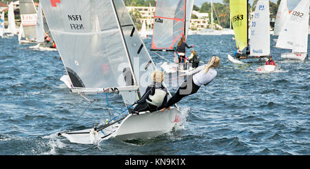 Lago Macquarie, Australia - aprile 16. 2013: i bambini a competere in Australian combinati di alta scuola campionati di vela. Giovani concorrenti racing Foto Stock