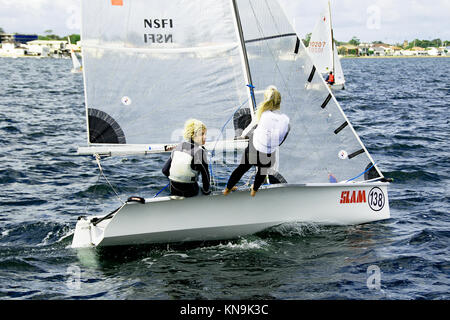 Lago Macquarie, Australia - aprile 16. 2013: i bambini a competere in Australian combinati di alta scuola campionati di vela. Giovani concorrenti racing Foto Stock