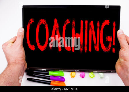 Coaching testo scritto su tablet, computer in ufficio con un pennarello, penna, cancelleria. Il concetto di business per il Personal Training Mentoring backgroun bianco Foto Stock