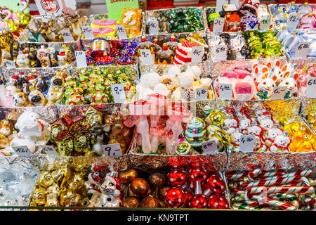 Vienna, Austria, 10 dicembre 2017. Tradizionale stagione festiva Mercatino di Natale in Piazza Municipale (Christkindlmarkt am Rathausplatz, Wiener Ch Foto Stock