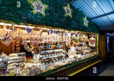 Vienna, Austria, 10 dicembre 2017. Pressione di stallo di pasticceria presso la tradizionale stagione festiva Mercatino di Natale in Piazza Municipale (Christkindlmarkt Foto Stock