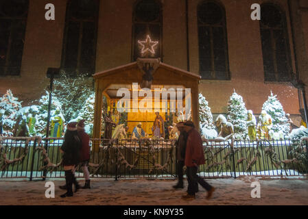 New York, NY, STATI UNITI D'AMERICA il Natale Natale di scena a San Antonio di Padova durante la prima nevicata della stagione. CREDIT ©Stacy Rosenstock Walsh/Alamy Foto Stock