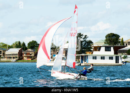 Lago Macquarie, Australia - 17 Aprile. 2013: i bambini a competere in Australian combinati di alta scuola campionati di vela. Giovani concorrenti hanno gareggiato Foto Stock