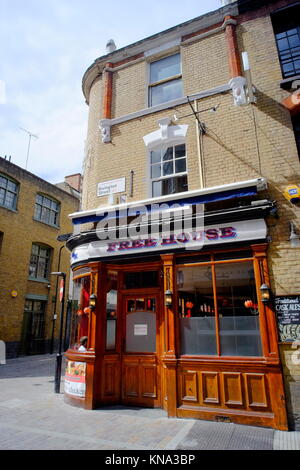 I bracci di muratori, gratuitamente casa in Shoreditch, London, England, Regno Unito Foto Stock