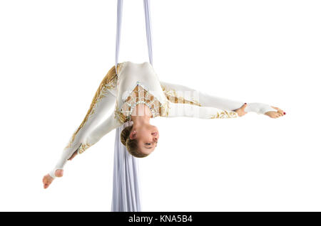 Pretty Woman - trapezista eseguendo acrobazie aeree sull'antenna sete. Studio riprese su uno sfondo bianco. Foto Stock