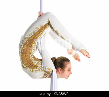 Pretty Woman - trapezista eseguendo acrobazie aeree sull'antenna sete. Studio riprese su uno sfondo bianco. Foto Stock