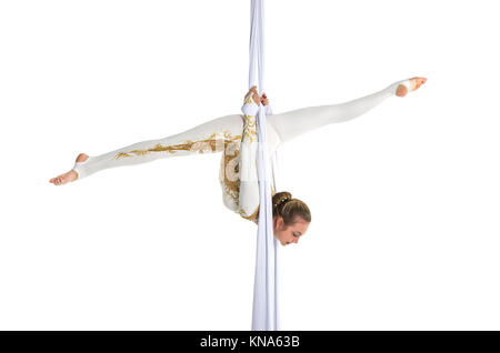 Pretty Woman - trapezista eseguendo acrobazie aeree sull'antenna sete. Studio riprese su uno sfondo bianco. Foto Stock