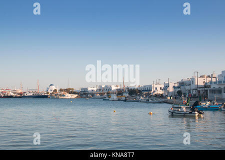 ANTIPAROS, Grecia - Settembre 2017: vista sulla baia di Antiparos città sull isola di Antiparos, una delle isole Cyclade in Grecia Foto Stock