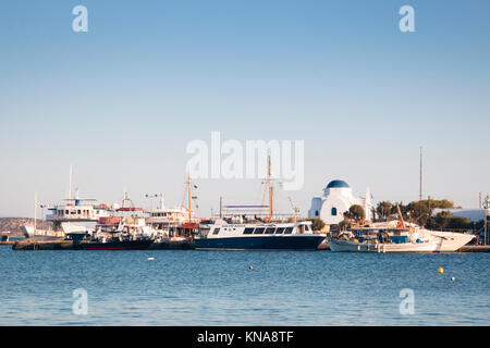 ANTIPAROS, Grecia - Settembre 2017: vista sulla baia di Antiparos città sull isola di Antiparos, una delle isole Cyclade in Grecia Foto Stock