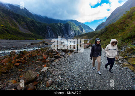 Ghiacciaio Franz Josef NUOVA ZELANDA - SEP4,2015 : non identificato trekking turistici nel ghiacciaio franz josef sentiero naturale ,franz josef è più popolare travelin Foto Stock