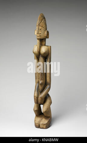 Questa scultura rappresenta una figura femminile della cultura Dege dal NDA, che riflette l'arte regionale, il simbolismo e le tradizioni culturali della comunità. Foto Stock