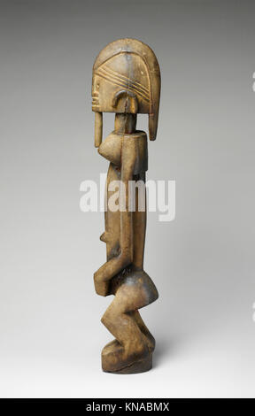 Questa scultura tradizionale di una figura femminile, conosciuta come Dege dal NDA, fornisce informazioni sulle pratiche artistiche e culturali del suo tempo. Foto Stock