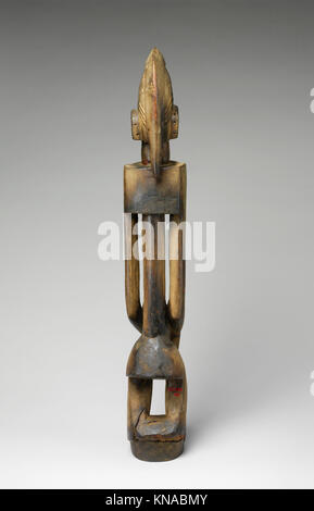 Una figura di donna (Dege dal NDA) della collezione MET, che mette in evidenza la rappresentazione culturale e artistica di figure femminili nell'arte storica africana. Foto Stock