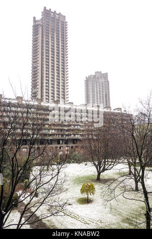 LONDON, Regno Unito - 10 DIC 2017: la neve cade attraverso il Barbican. Foto Stock