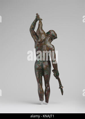 Statuetta di bronzo di un satiro con una torcia e una vinanella INCONTRÒ DP120131 253624 Greco, Statuetta di bronzo di un satiro con una torcia e una vinanella, III?II secolo a.C., Bronzo, H. 9 15/16 poll. (25.3 cm). Il Metropolitan Museum of Art, New York. Rogers Fund, 1941 (41.11.6) Foto Stock