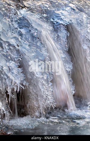 Cascata ghiacciata al sole del mattino, cenge parco statale, Iowa, USA. Foto Stock