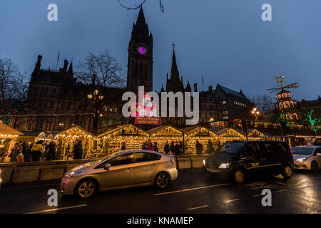 La notte si spegne e il Manchester Town Hall a Manchester Mercatini di Natale intorno alla città, Manchester, Inghilterra, Regno Unito Foto Stock