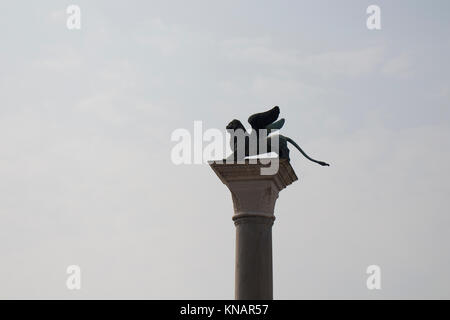 Vista ravvicinata della scultura lion wit sullo sfondo del cielo a piazza San Marco a Venezia / Italia Foto Stock