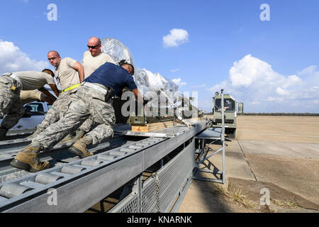 Avieri assegnato alla seconda preparazione logistica squadrone di trasporto aereo carico di volo un convenzionale lanciatore rotante su un Halverson K-caricatore a Barksdale Air Force Base, La., nov. 3, 2017. Il CRL è stato successivamente caricato su un C-5M Supergalaxy per la distribuzione. (U.S. Air Force Foto Stock