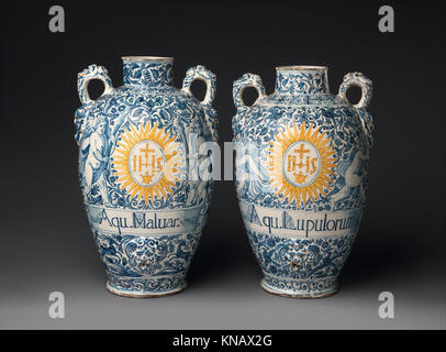 Vaso di farmaco (uno di una coppia) SODDISFATTE DP326879 188558 Italiano, farmaco vaso (uno di una coppia), ca. 1620?80, Maiolica (stagno-terracotta invetriata), complessivo: 23 5/8 ? 14 1/2 ? 13 1/2 in. (60 ? 36,8 ? 34,3 cm). Il Metropolitan Museum of Art di New York. Dono di W. B. Osgood Campo, 1902 (02.5.100) Foto Stock