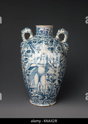 Vaso di farmaco (uno di una coppia) SODDISFATTE DP326846 188558 Italiano, farmaco vaso (uno di una coppia), ca. 1620?80, Maiolica (stagno-terracotta invetriata), complessivo: 23 5/8 ? 14 1/2 ? 13 1/2 in. (60 ? 36,8 ? 34,3 cm). Il Metropolitan Museum of Art di New York. Dono di W. B. Osgood Campo, 1902 (02.5.100) Foto Stock