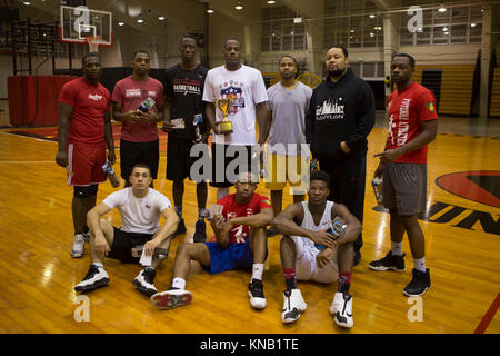 CAMP FOSTER, Okinawa, in Giappone- la squadra, una squadra che ha vinto il torneo, pone con i premi dopo un accampamento Commander's Cup torneo di Basket Dic. 2 nel promuovere Fieldhouse a bordo Camp Foster, Okinawa, in Giappone. I primi otto squadre da tornei vai a competere in il comandante generale's cup. Marine Corps Comunità servizi aggiudicati la squadra, una squadra che ha rappresentato il Camp Foster, con vari doni come carte regalo, bottiglie di acqua e un trofeo. I marines sono con sede e supporto battaglione, Marine Corps Impianti Pacific-Marine Corps Base Camp Butler, Giappone. (U.S. Marine Cor Foto Stock