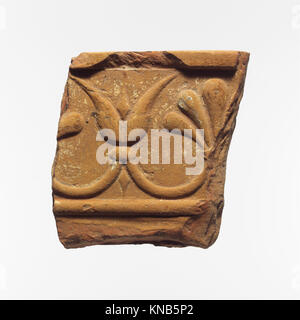 Frammento di una architettura di terracotta tile incontrato DP130733 252642 Lydian, Frammento di una architettura di terracotta piastrella, VI secolo A.C. Terracotta, complessivo: 4 11/16 x 5 in. (11,9 x 12,7 cm). Il Metropolitan Museum of Art di New York. Dono della Società Americana per lo scavo di Sardi, 1926 (26.199.72) Foto Stock