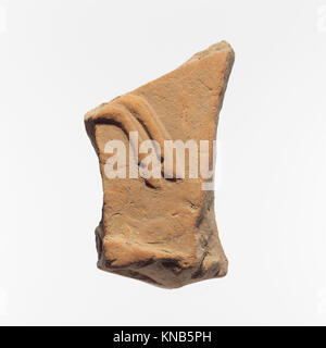 Frammento di una architettura di terracotta tile incontrato DP130735 252644 Lydian, Frammento di una architettura di terracotta piastrella, VI secolo A.C. Terracotta, complessivo: 3 5/8 x 6 in. (9,2 x 15,2 cm). Il Metropolitan Museum of Art di New York. Dono della Società Americana per lo scavo di Sardi, 1926 (26.199.74) Foto Stock