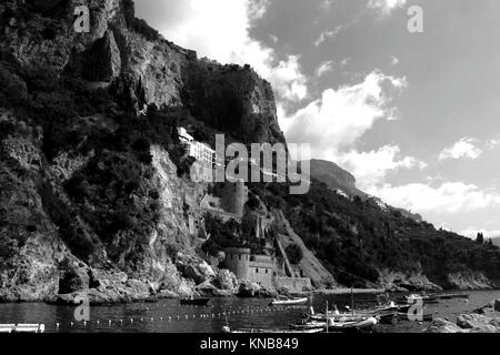 Incredibile paesaggio Italia, nella Conca dei Marini - spiaggia della Costiera Amalfitana. È situato su una collina vicino alla costa e tra Amalfi e Furore. Foto Stock