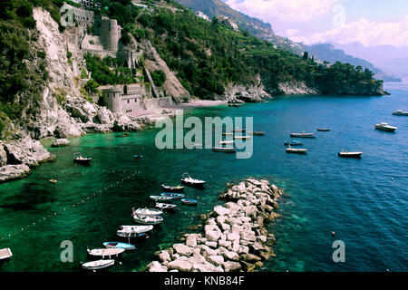 Incredibile paesaggio Italia, nella Conca dei Marini - spiaggia della Costiera Amalfitana. È situato su una collina vicino alla costa e tra Amalfi e Furore Foto Stock