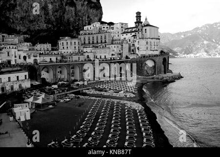 Bianco e nero paesaggio Italia - Atrani - Costiera Amalfitana Foto Stock