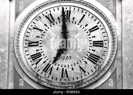 Antica chiesa orologio nella città di Atrani - Amalfi Coast - Italy.Atrani è una città e un comune della Costiera Amalfitana in provincia di Salerno in Campania, Foto Stock