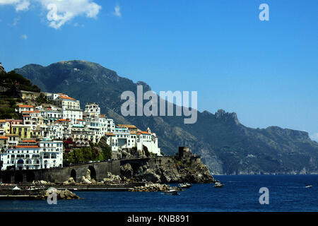 Incredibile paesaggio di Amalfi - Amalfi Coast - Italy.Amalfi è una città in un drammatico scenario naturale al di sotto di ripide scogliere dell'Italia costa sud-ovest. Foto Stock