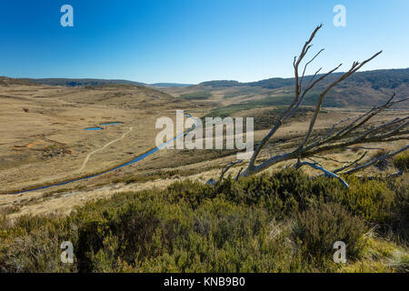 Vista sul Fiume Eucumbene verso Kiandra Kosciuszko nel Parco Nazionale delle montagne innevate del Nuovo Galles del Sud. Foto Stock