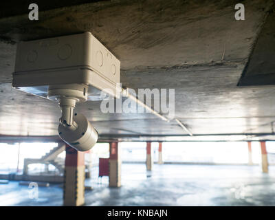 Apparecchiatura di sicurezza concetto. Closeup telecamera TVCC monitoraggio del parco vetture. Telecamera TVCC sorveglianza su parcheggio auto la sicurezza del sistema di controllo di area con c Foto Stock