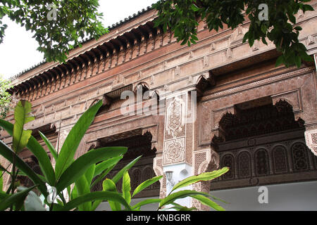 Dettaglio di un antico ornamentali in pietra intagliata ornamento in stile marocchino, Palazzo Bahia, Marrakech, Marocco, Africa del Nord Foto Stock