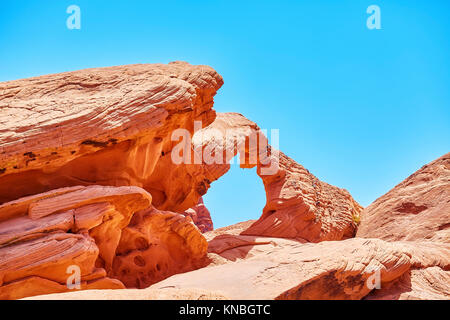 Arco di pietra arenaria, formazione naturale sfondo astratto, la Valle del Fuoco del parco statale, Nevada, Stati Uniti d'America. Foto Stock