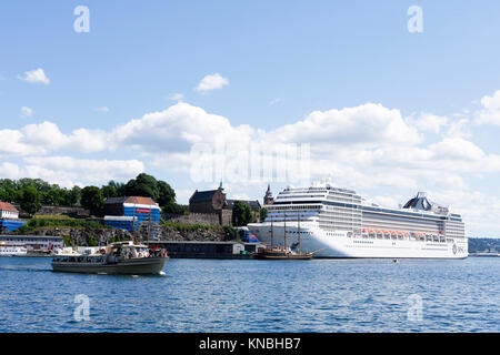 OSLO, Norvegia sulla luglio 09, 2010. Vista la Cruiser MSC Orchestra nel porto di Oslo. Persone non identificate in tour. Uso editoriale. Foto Stock