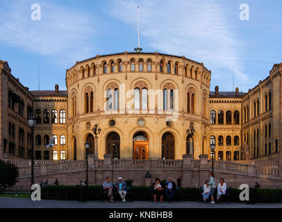 OSLO, Norvegia sulla luglio 09, 2010. Vista dell'esterno del norvegese edificio del Parlamento. Persone non identificate. Uso editoriale. Foto Stock