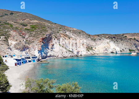 Pescatori tradizionali case con la barca impressionante rifugi, noto anche come "syrmata" in Firopotamos di Milos, Grecia Foto Stock