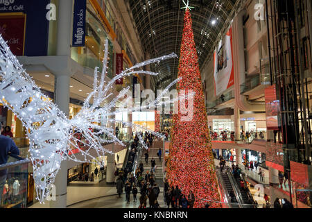 Toronto Eaton Centre Decorazione per albero di Natale all'interno del centro commerciale per lo shopping, il centro cittadino di Toronto, Canada. Foto Stock